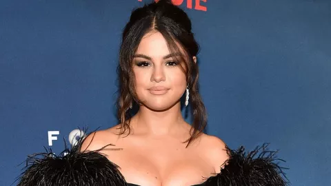 Selena Gomez Alami Pelecehan di Acara TV, Fans Murka! - GenPI.co
