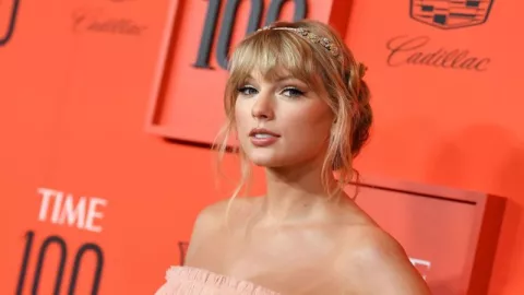 Lagu Never Grow Up Taylor Swift, Maknanya Dalam Banget - GenPI.co