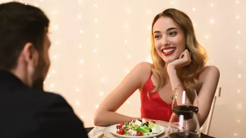 4 Gestur yang Jadi Tanda Gebetan Juga Serius Sama Kamu - GenPI.co