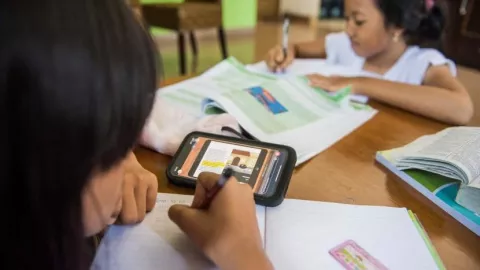 DPR Pertanyakan Kebijakan PJJ, Kemendikbud Dibuat Skakmat! - GenPI.co