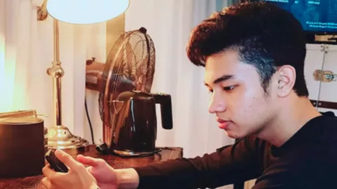 Tiru Gaya Keren Fiki Naki, YouTuber yang Jago 5 Bahasa - GenPI.co