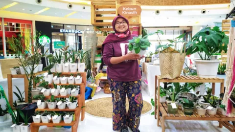 Dari Hobi Jadi Hoki, Sari Raup Untung dari Bisnis Lidah Mertua - GenPI.co