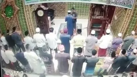 Kesal Dengar Ayat Alquran, Imam Masjid Dipukul  - GenPI.co