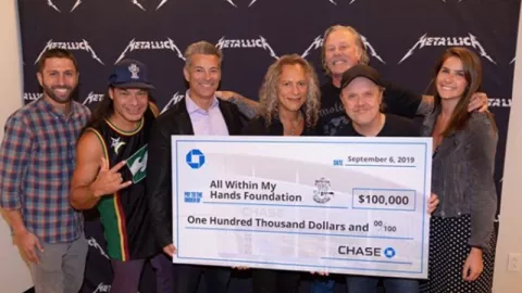 Metallica Bantu Penanggulangan Dana untuk Karhutla California - GenPI.co