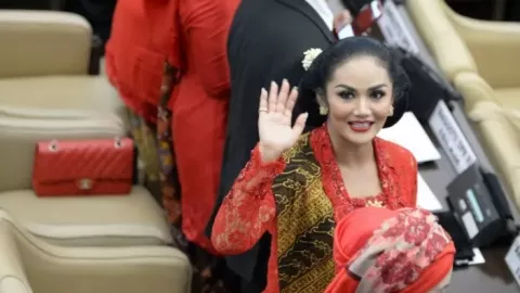 Anggota DPR RI Krisdayanti Gunakan Bodyguard untuk Lindungi Diri - GenPI.co