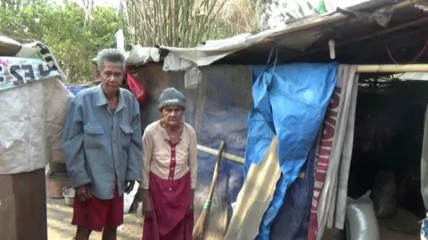Sedih, Kakek Asmin Sekeluarga Tinggal di Gubuk Plastik 3x5 Meter - GenPI.co
