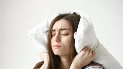 Sering Terbangun di Tengah Malam? Mungkin Ini Penyebabnya - GenPI.co
