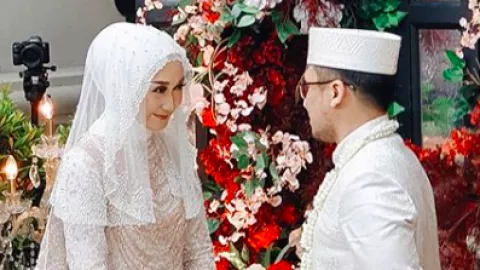Dian Pelangi Tampil Anggun dengan Busana Putih di Hari Pernikahan - GenPI.co