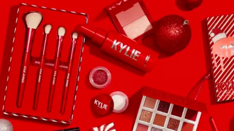 Jelang Natal, Kylie Jenner Luncurkan Koleksi Makeup Serba Merah - GenPI.co