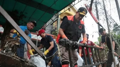 Anies Baswedan Bersihkan Lumpur dan Sampah, Ini Kata Politikus.. - GenPI.co