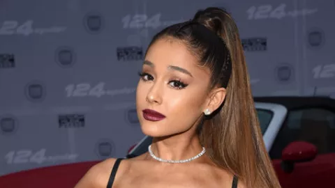 Penyakitnya Kambuh, Ariana Grande Mewek Tak Bisa Hibur Penggemar - GenPI.co