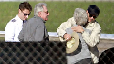 Kangen Orang Tua, Brad Pitt Mudik ke Springfield - GenPI.co