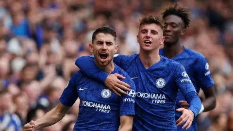 Chelsea vs Brighton & Hove Albion 2-0: Willian Akhiri Kutukan - GenPI.co