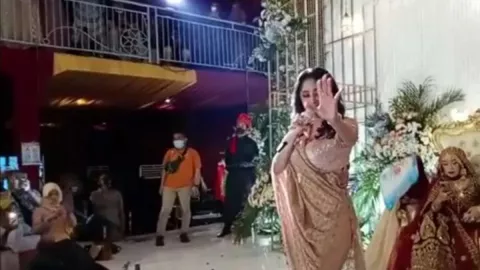 Hajatan, Dewi Persik Datang, Polisi Turun Tangan - GenPI.co