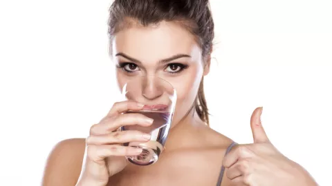 Mitos atau Fakta: Minum Air Dingin Bikin Perut Jadi Buncit? - GenPI.co