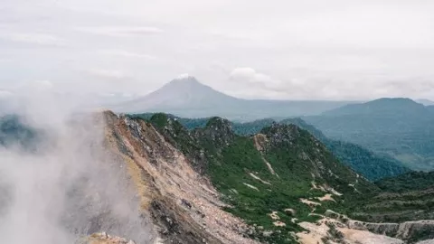 Kibarkan Merah Putih, Inilah 4 Gunung Paling Ekstrem Di Indonesia - GenPI.co