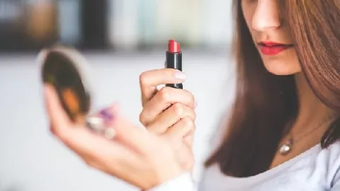 Solusi Warna Lipstik Untuk Pemilik Kulit Sawo Matang - GenPI.co