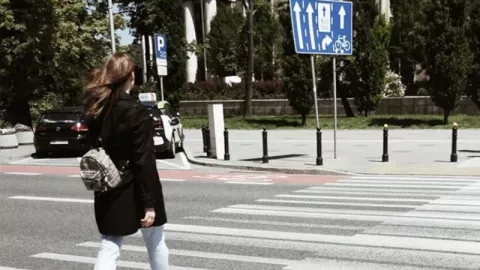 Awas! Kebiasaan Pakai Kacamata Hitam saat Menyebrang Jalan Bisa.. - GenPI.co