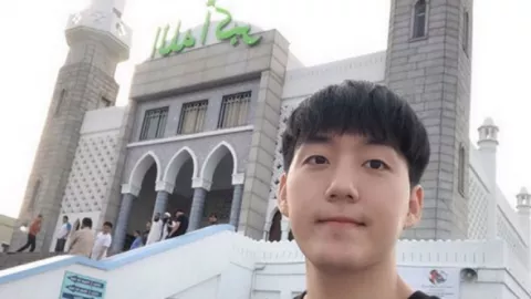 Detik-Detik YouTuber Korea Ucapkan Syahadat, Sah Masuk Islam - GenPI.co