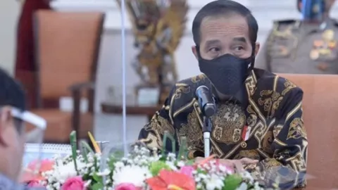Jokowi Marahi Menteri Akibat Komunikasi UU Cipta Kerja Amburadul - GenPI.co