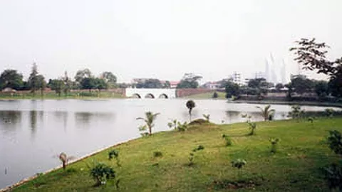 Angkernya Danau Kalibata, Ada Sosok Hantu Pemancing Siang-Siang! - GenPI.co