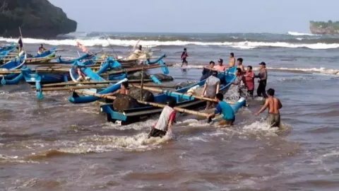 Gelombang Laut Tinggi, Kapal Nelayan Rusak di Gunung Kidul - GenPI.co