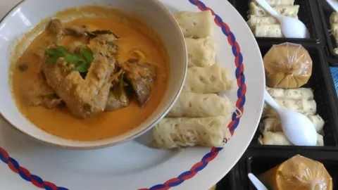 Hmm.. Nikmatnya Roti Jala dengan Cocolan Kari Ayam, Maknyus! - GenPI.co