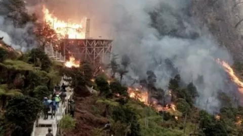 Waduh, Objek Wisata Kawah Putih Kebakaran - GenPI.co