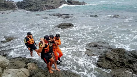 Berdiri di Batu Karang, Pria di Yogya Terseret Ombak Pantai - GenPI.co