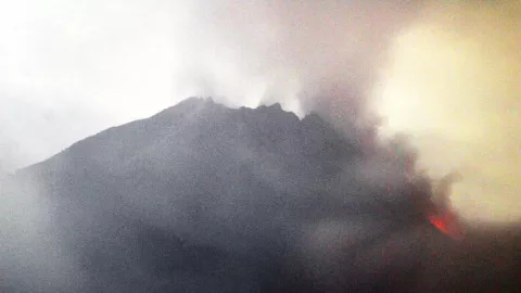Selasa Malam, Awan Panas Merapi Meluncur Dua Kilometer - GenPI.co