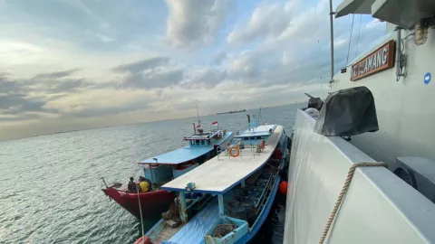 Tegang! TNI AL Gagalkan 2 Kapal Minyak Ilegal di Selat Singapura - GenPI.co