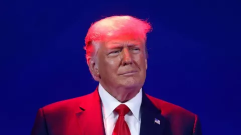 Tampil Perdana Usai Lengser, Donald Trump: Kalian Rindu Aku? - GenPI.co