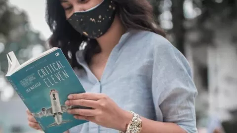 Ketegangan 11 Menit di Pesawat dalam Novel Critical Eleven - GenPI.co