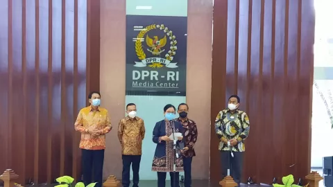 Sah! Mensesneg Bawa Surpres ke DPR, Isinya Nama Kapolri Baru - GenPI.co