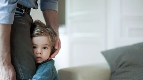 4 Cara Dorong Anak Introvert Tumbuh Percaya Diri, Simak Moms! - GenPI.co