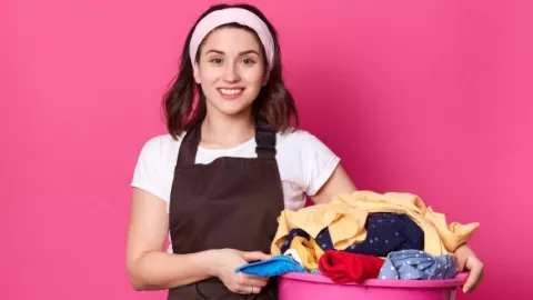 3 Cara Ampuh Hilangkan Noda Lem di Baju - GenPI.co