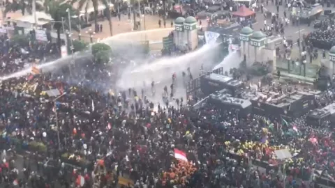 DPR Mulai Rusuh! Mahasiswa Diserbu Water Cannon dan Gas Air Mata - GenPI.co