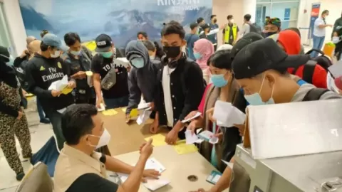 Belasan Ribu Pekerja Migran Indonesia Pulang, Ini Penyebabnya - GenPI.co