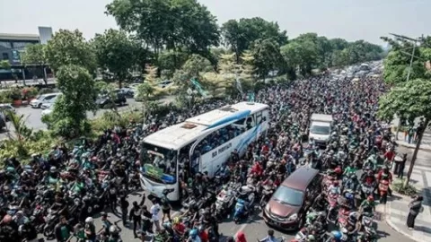 Luar Biasa! Ribuan Bonek Tumplak di Jalan Sambut Persebaya U-20  - GenPI.co
