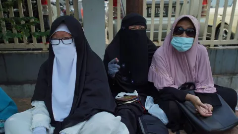 Datangi Sidang Rizieq, Ibu Simpatisan: Lillahi Ta'ala Habib Bebas - GenPI.co