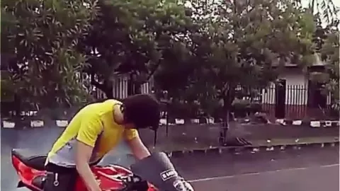 Keren! Ternyata Roger Danuarta Jago Burn Out di Atas Motor - GenPI.co