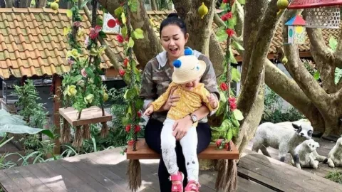 Resmi Menjanda, Aura Kasih Tetap Kuat Demi Anak - GenPI.co