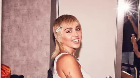 Miley Cyrus Terpuruk Selama Masa Karantina - GenPI.co