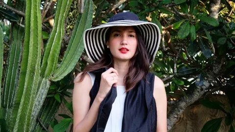 Yuk, Intip Barang Bawaan Nadine Chandrawinata Saat Traveling - GenPI.co