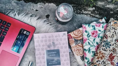 Novel Unspoken Words: Penyesalan Ibu dan Anak Datang Terlambat - GenPI.co