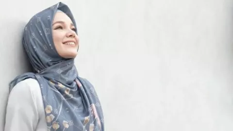 Kisah Haru Dewi Sandra Salat Bareng Sang Ayah yang Juga Mualaf - GenPI.co