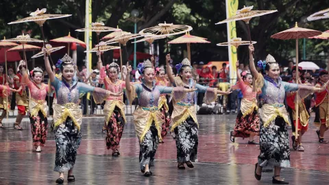 22 Provinsi Ambil Bagian Dalam Parade Budaya HUT TMII Yang Ke-44 - GenPI.co
