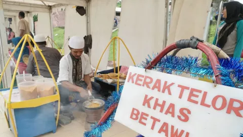 Puluhan Pedagang Kerak Telor Ramaikan HUT TMII - GenPI.co
