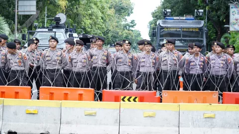 Ratusan Personel Dari Kepolisian Amankan Hari Buruh - GenPI.co