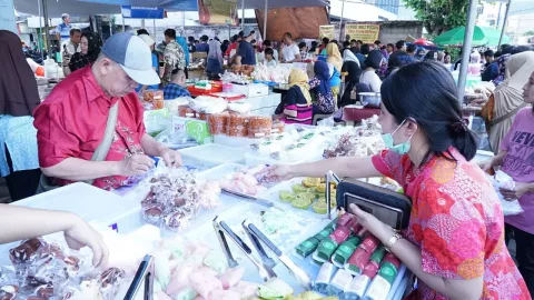 Berburu Takjil Di Pasar Benhil - GenPI.co
